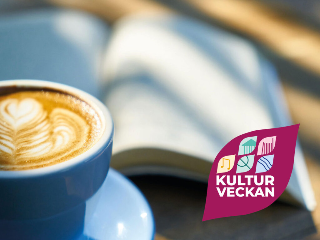 Kaffekopp med bok uppslagen i bakgrunden. Logga för Kulturveckan.