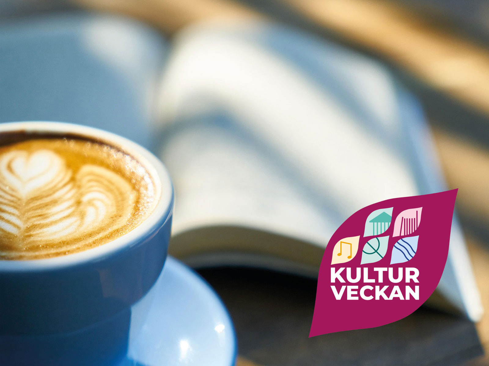 Kaffekopp med bok uppslagen i bakgrunden. Logga för Kulturveckan.