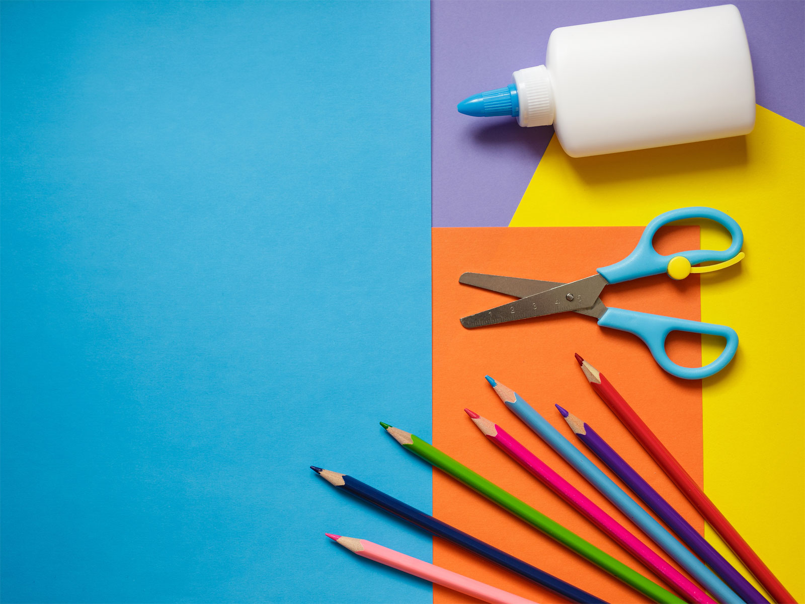 Pysselmaterial som pennor, sax och lim