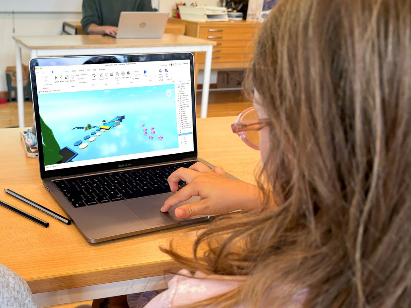 Barn animerar på dator.