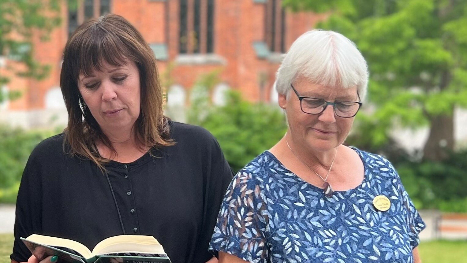 Två bibliotekarier läser i varsin bok