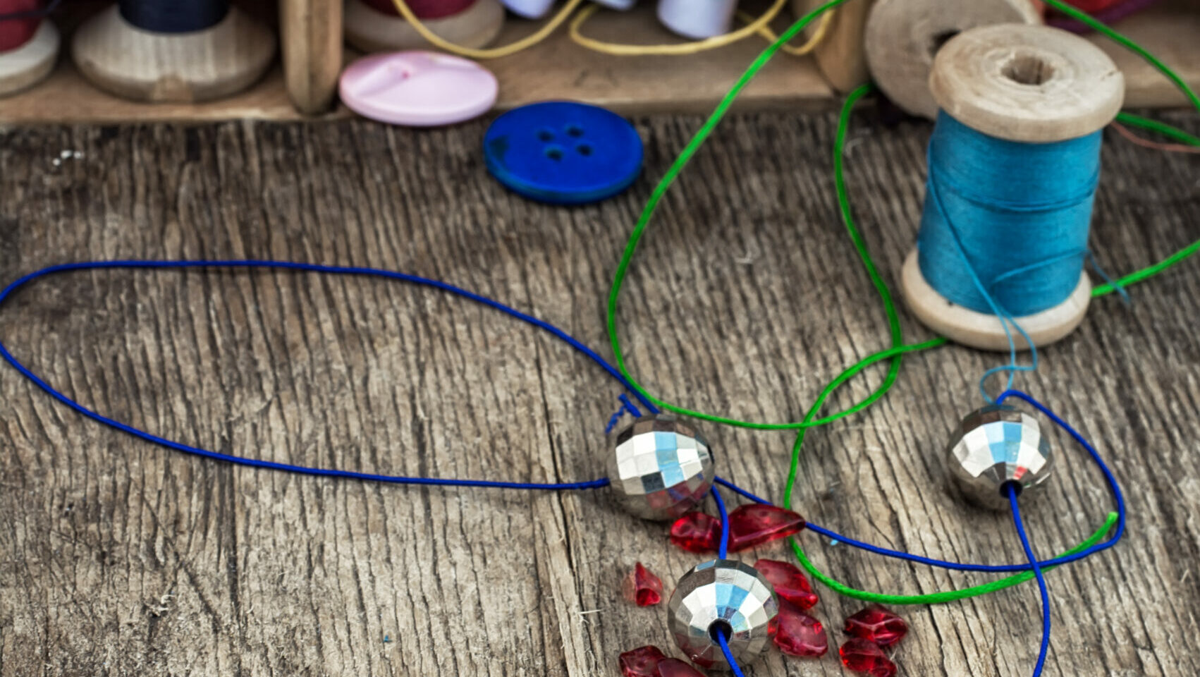 Sytråd, pärlor och knappar