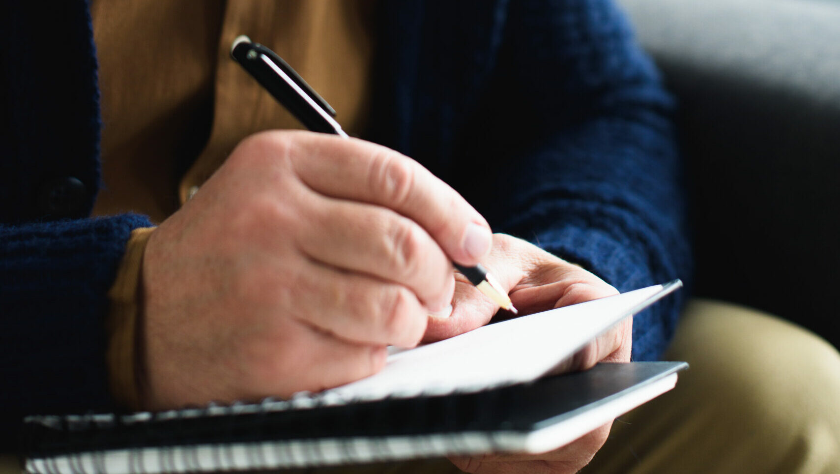 Någon skriver i en anteckningsbok