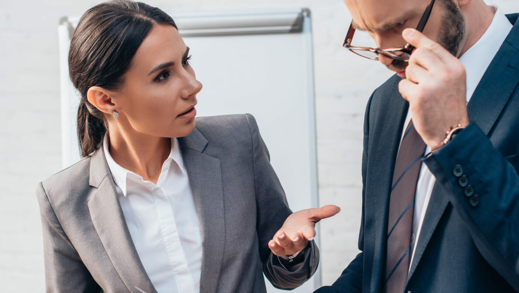 En man och en kvinna pratar med varandra