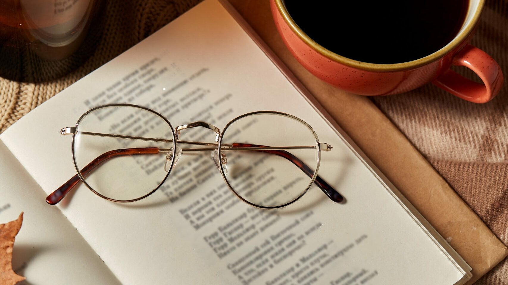 Ett par glasögon ligger på en uppslagen bok