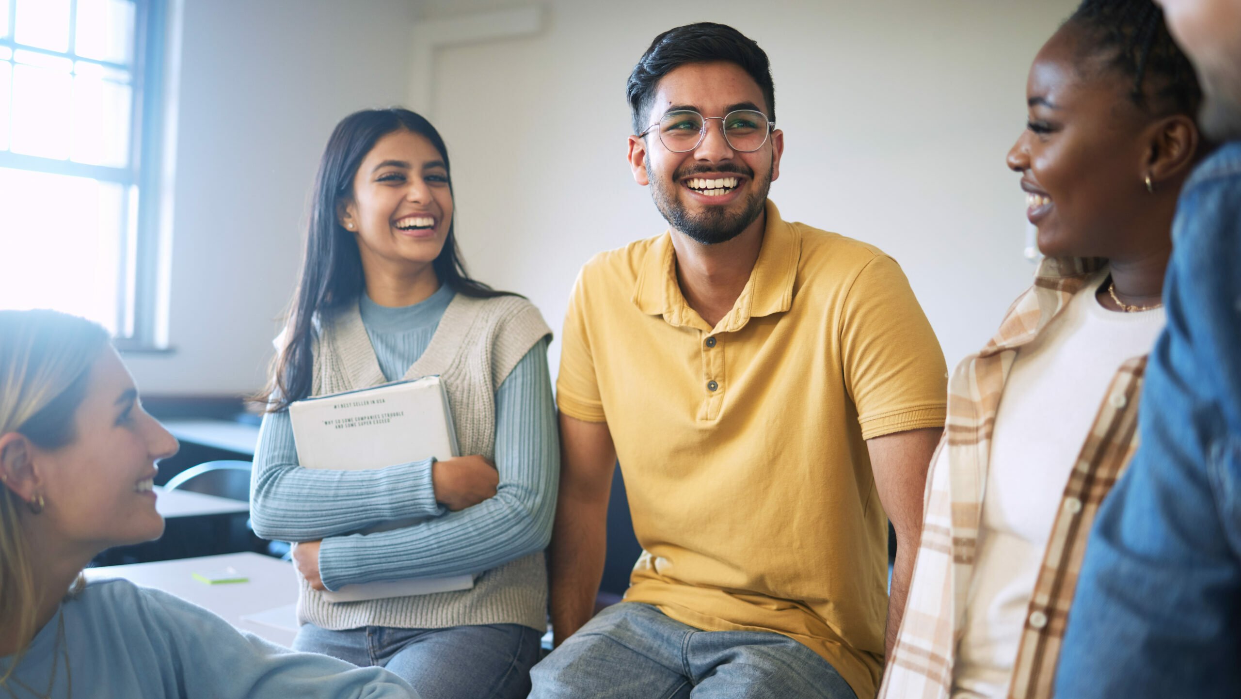 Glada studenter pratar med varandra