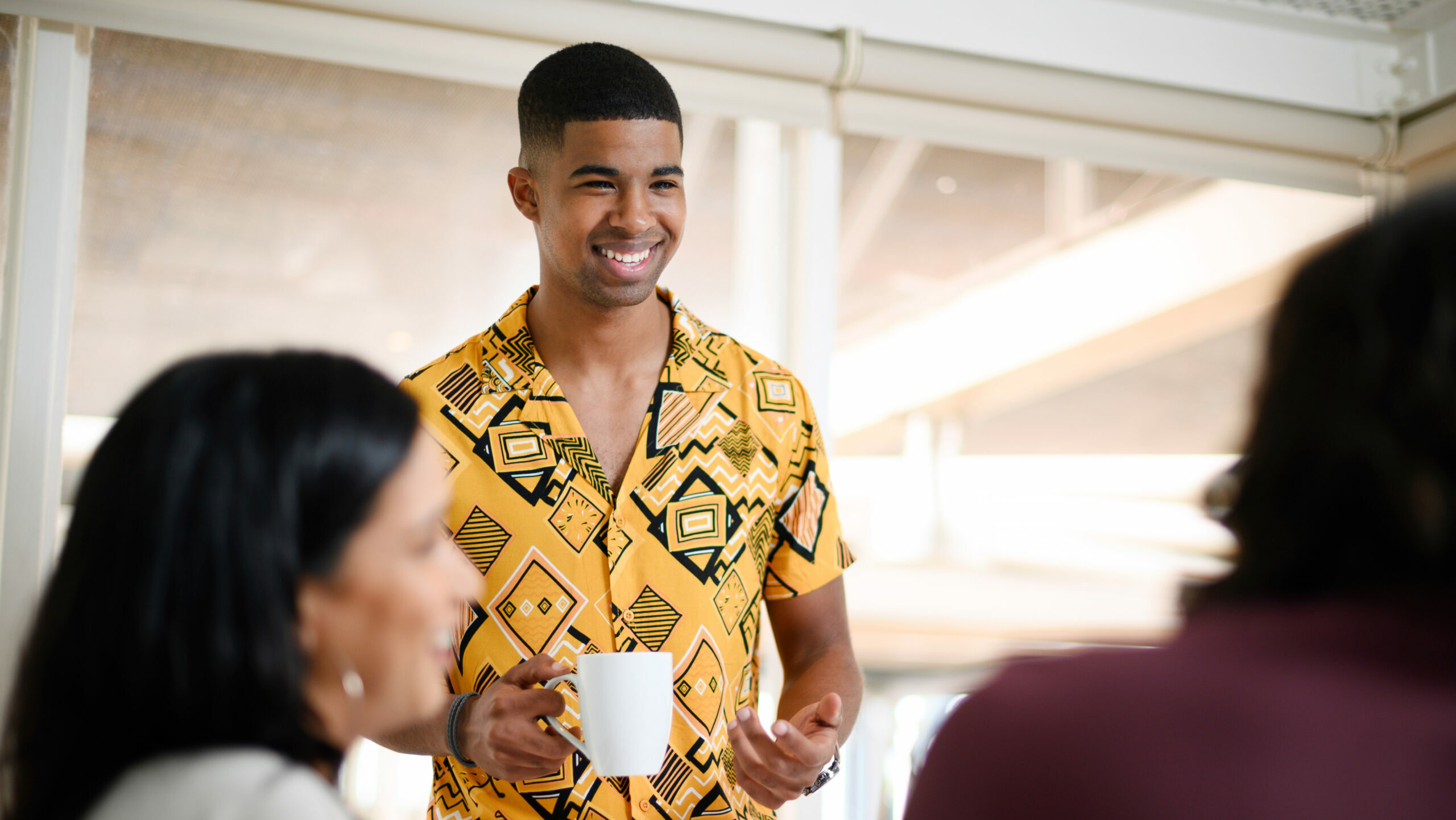 Studenter och lärare pratar med varandra