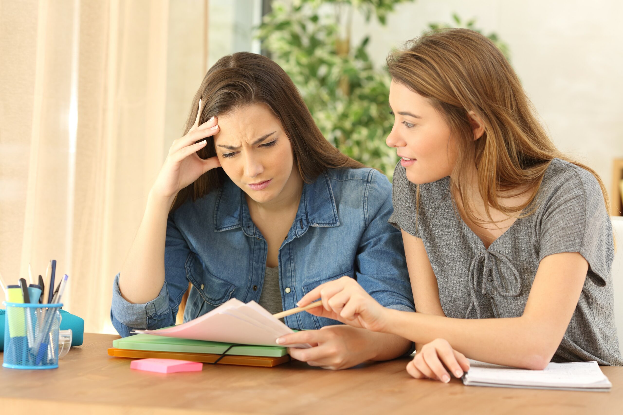 En kvinna får hjälp av en lärare