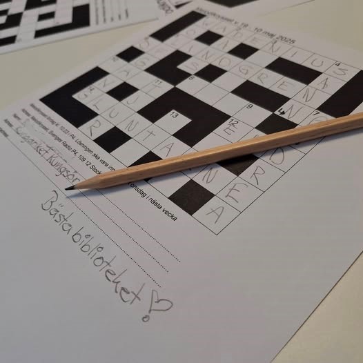 Melodikryss och fika på Kungsörs bibliotek