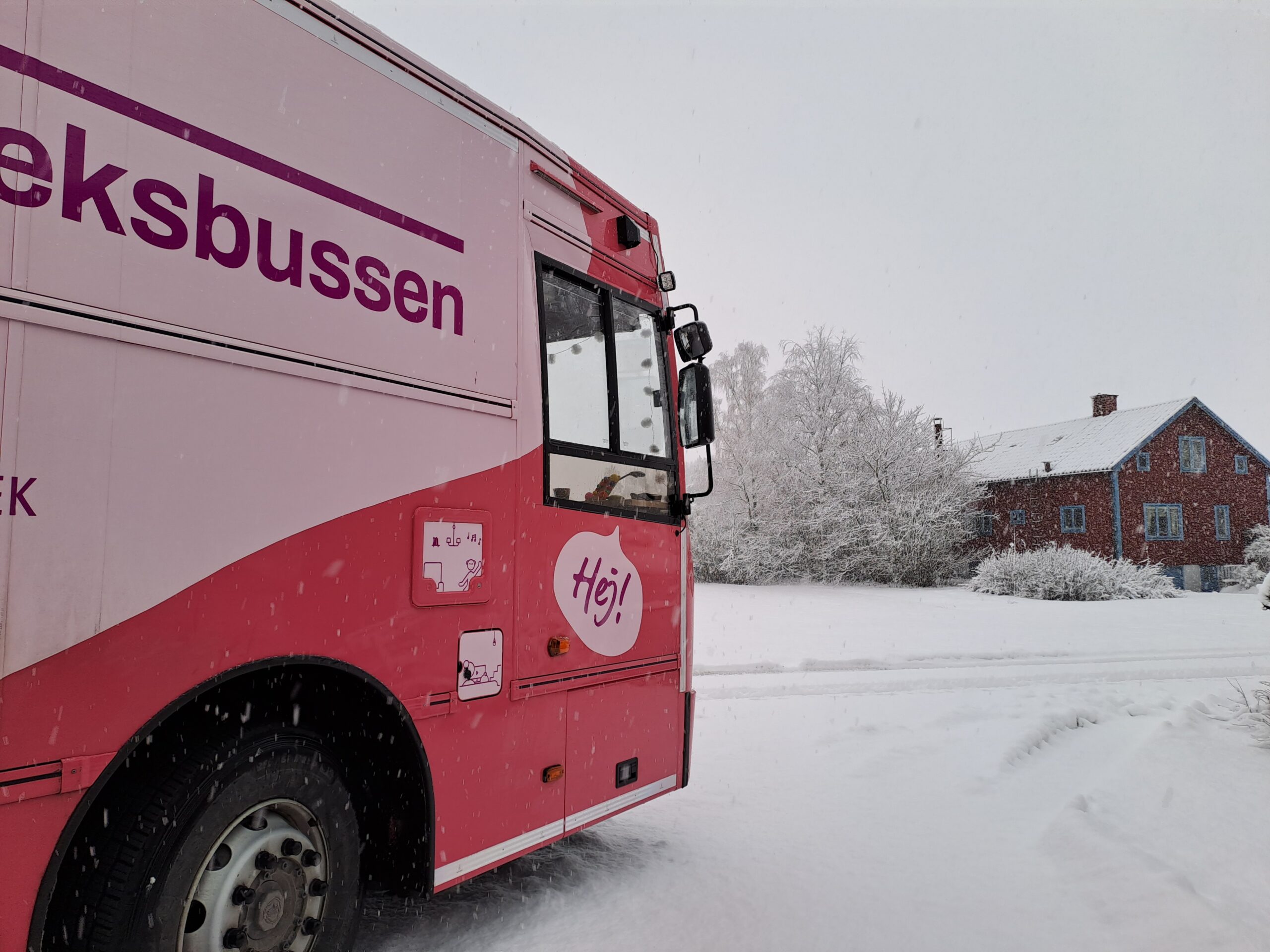 Västerås biblioteksbuss i vinterskrud