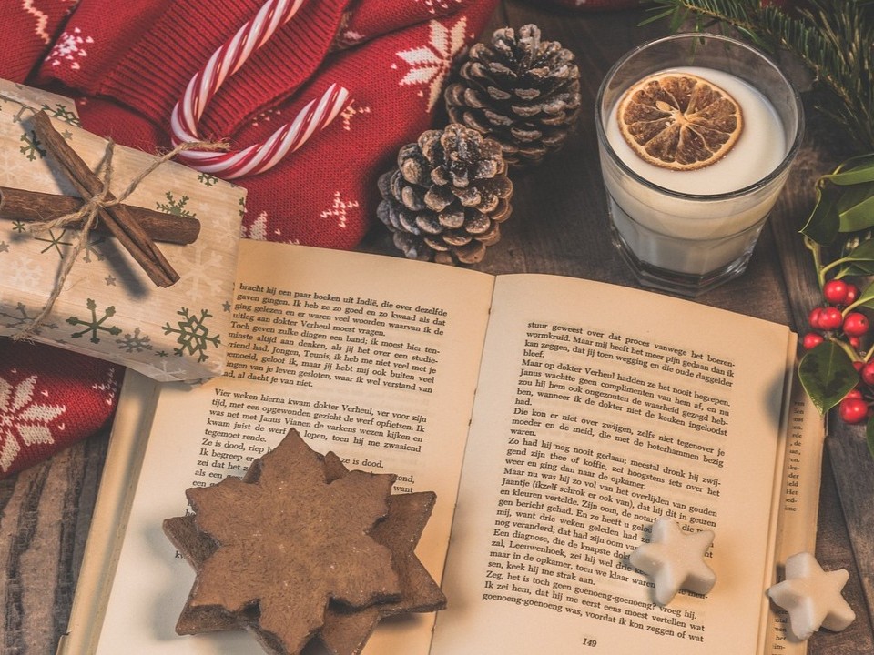 Stilleben med bok, pepparkaka, kottar och äggtoddy