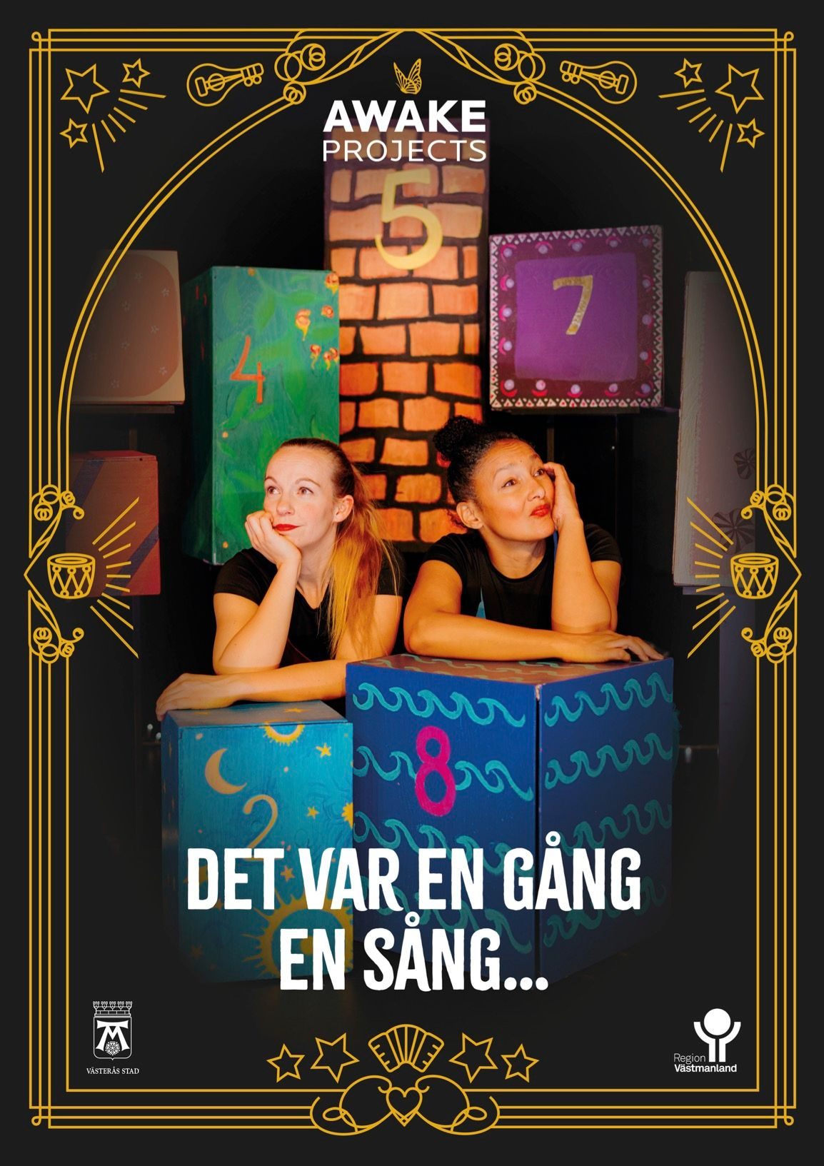 Två tjejer från Awake projects sitter bakom två kuber.