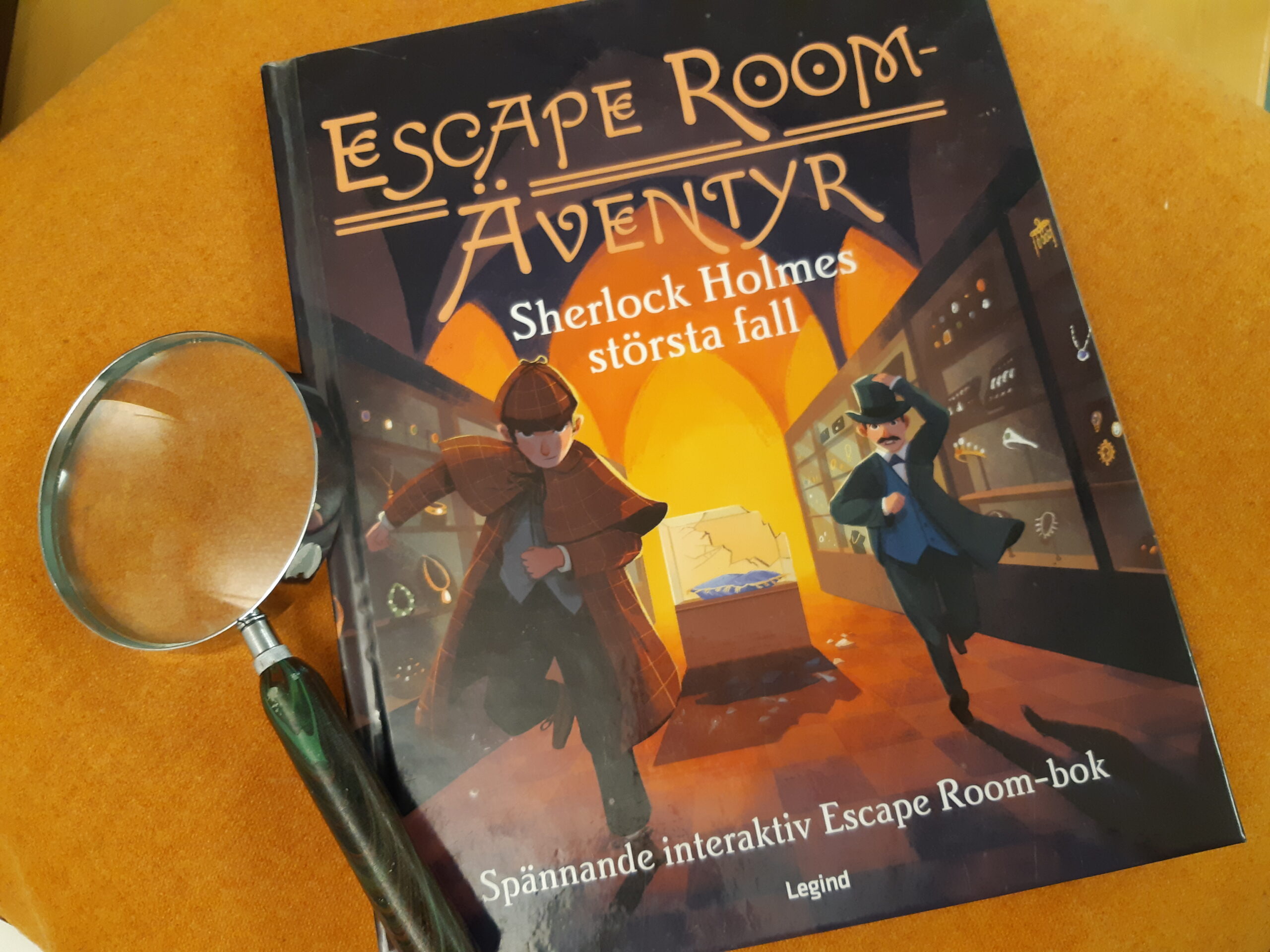 En bok och ett förstoringsglas