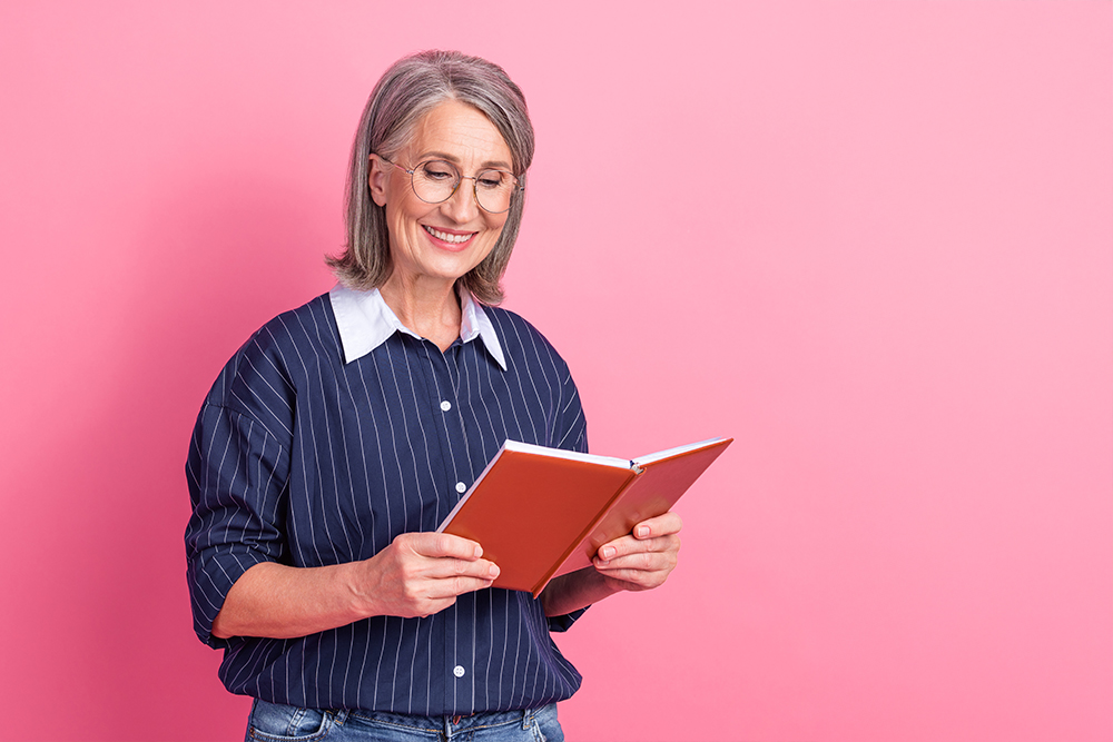 En kvinna som läser högt ur en bok.