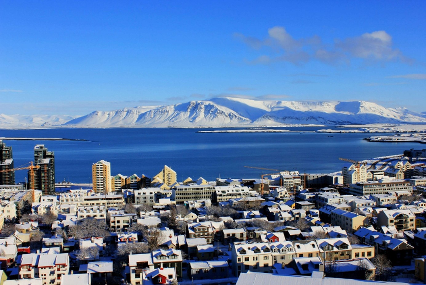 En vy över Island och staden Reykjavik med berget Esja i bakgrunden.