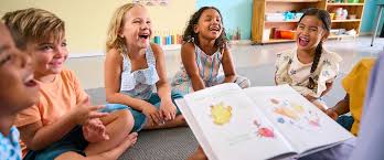 Barn som sitter och lyssnar på högläsning ur en bok.