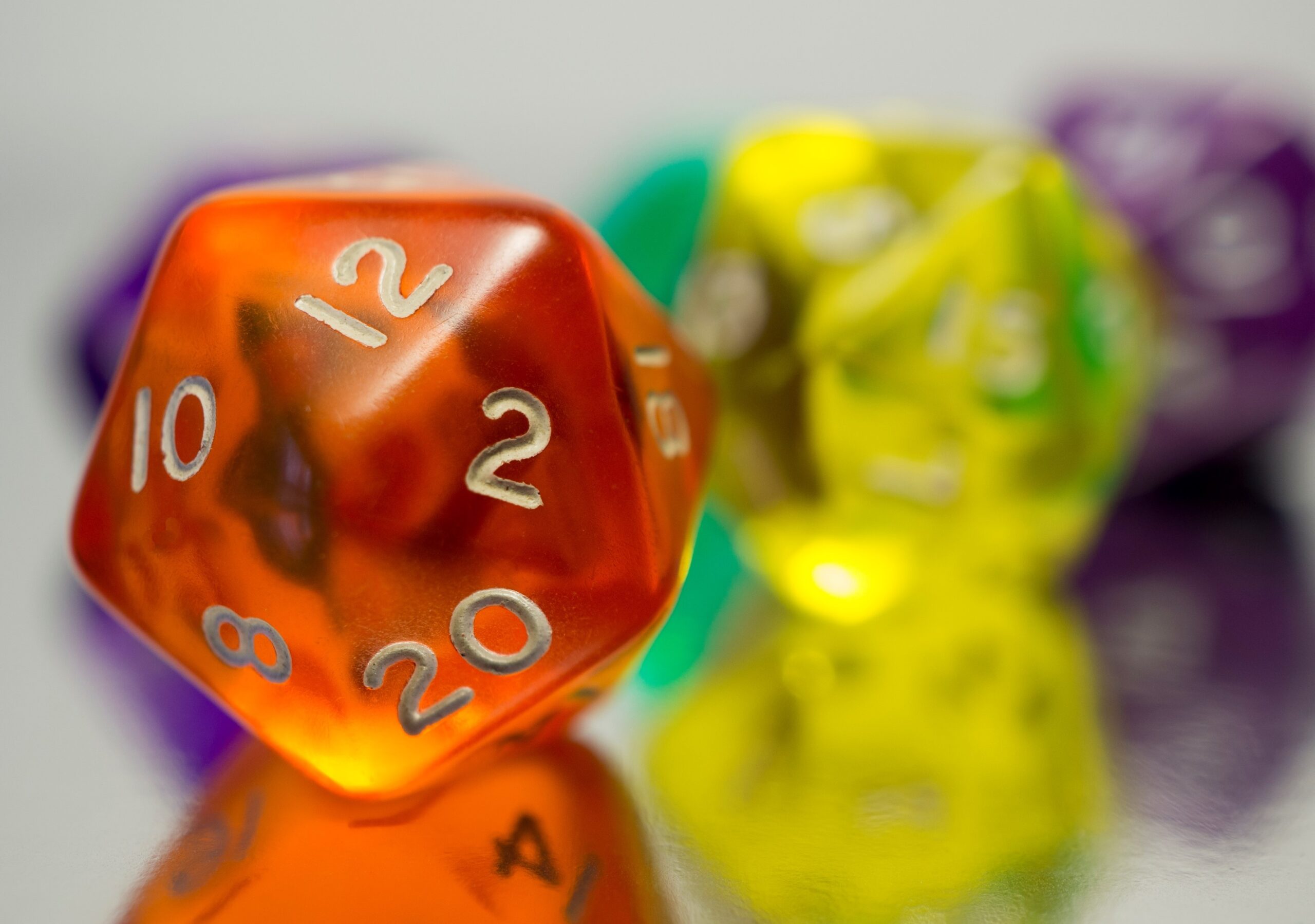 Fem tärningar i olika färger.