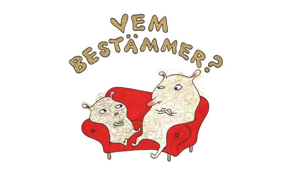 Två figurer sitter med armarna i kors i en röd soffa