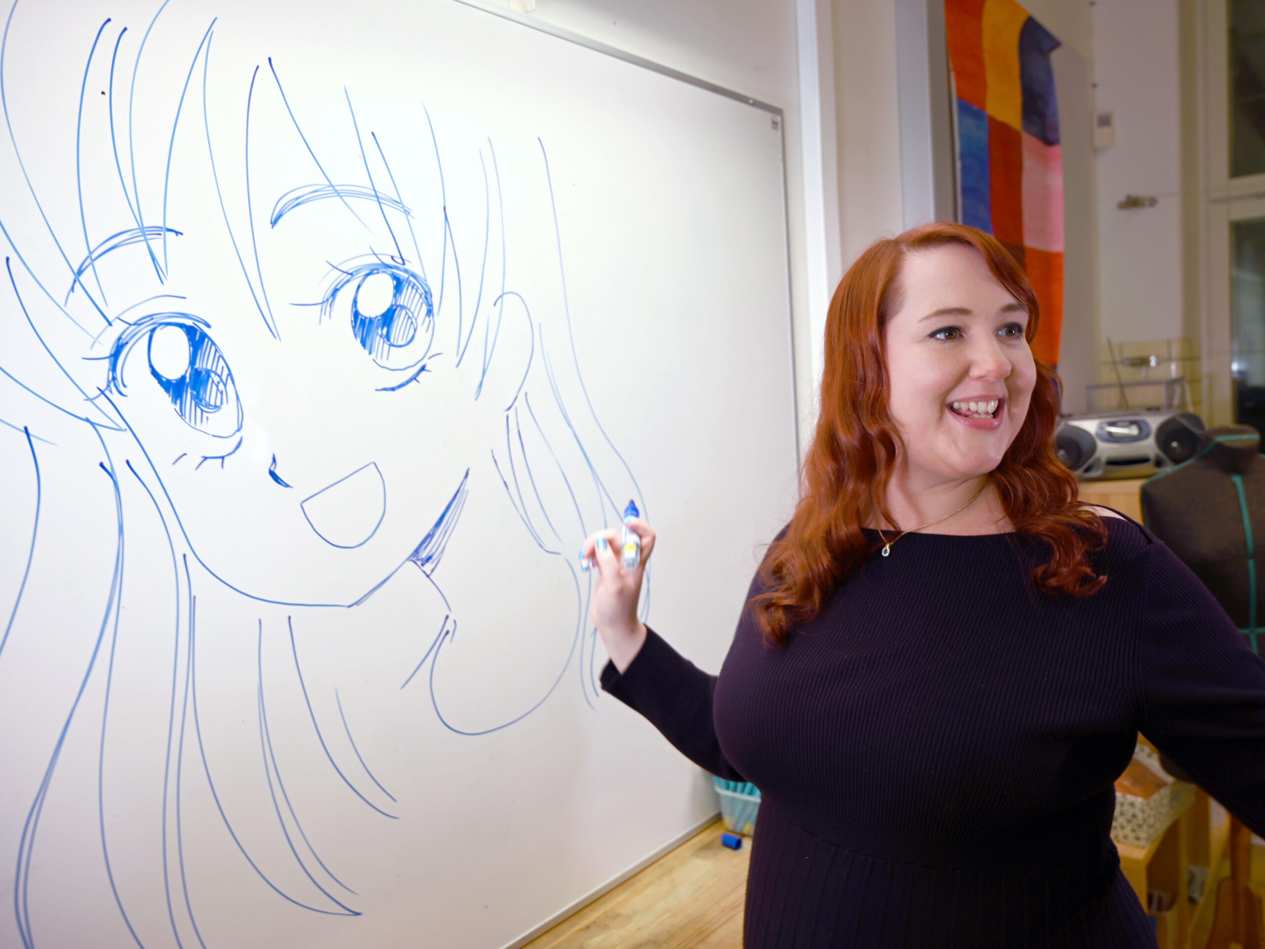 Elise har ritat en mangafigur på en whiteboardtavla.