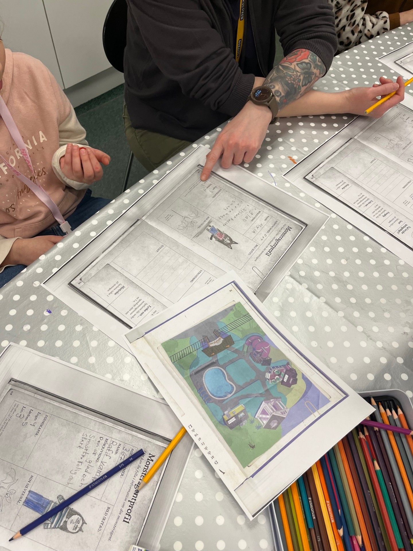 Två personer sitter vid ett bord och spelar rollspel.