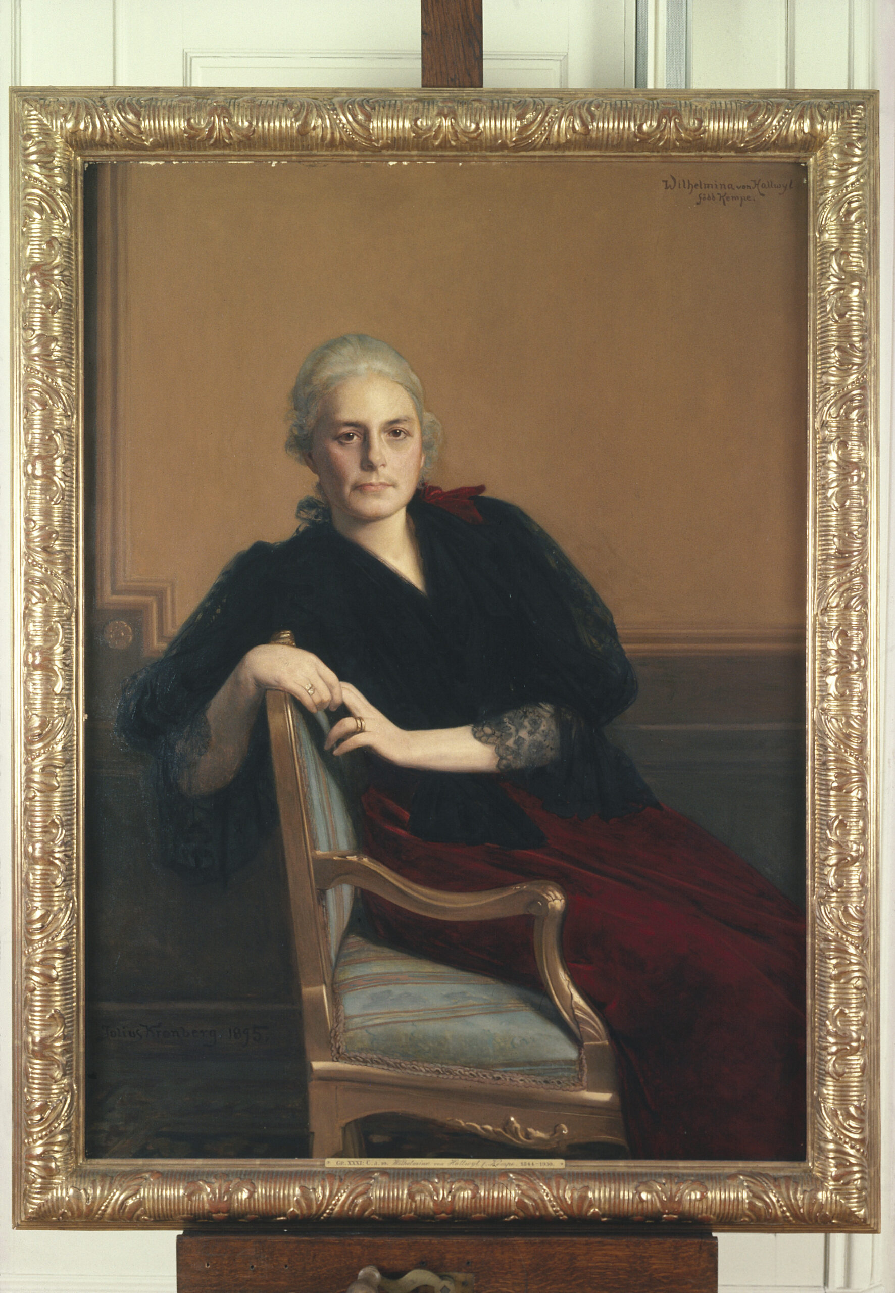 Porträtt av Wilhelmina von Hallwyl. Hon ser rakt mot betraktaren och är bekvämt klädd.