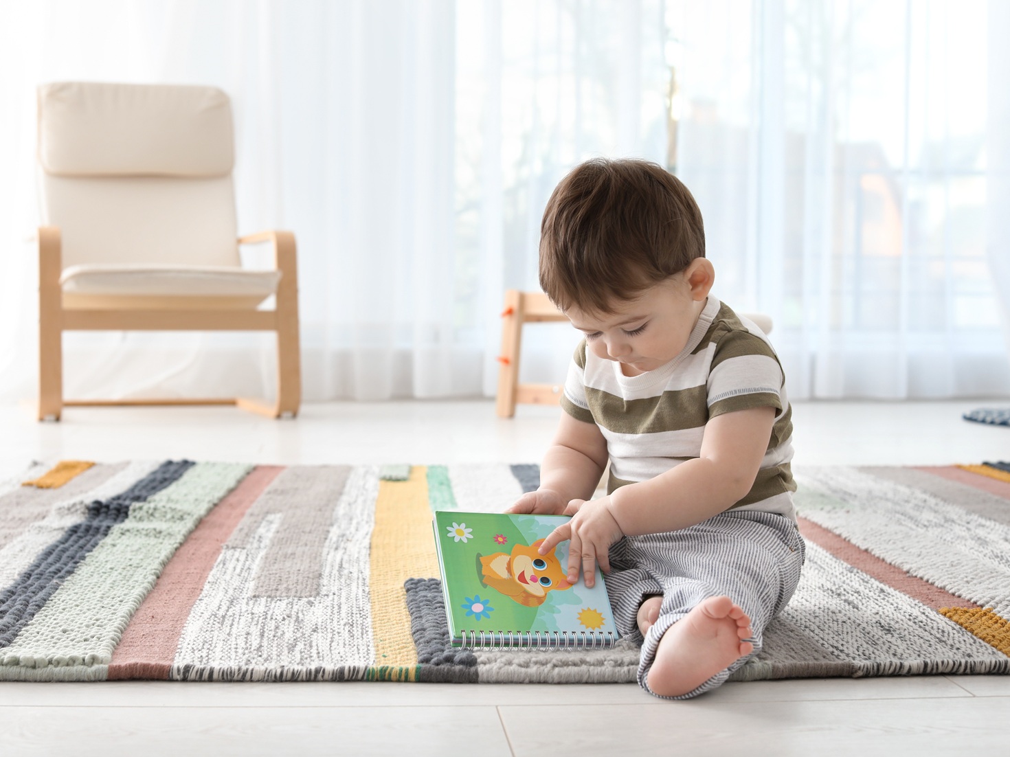 Bebis sitter med en bok