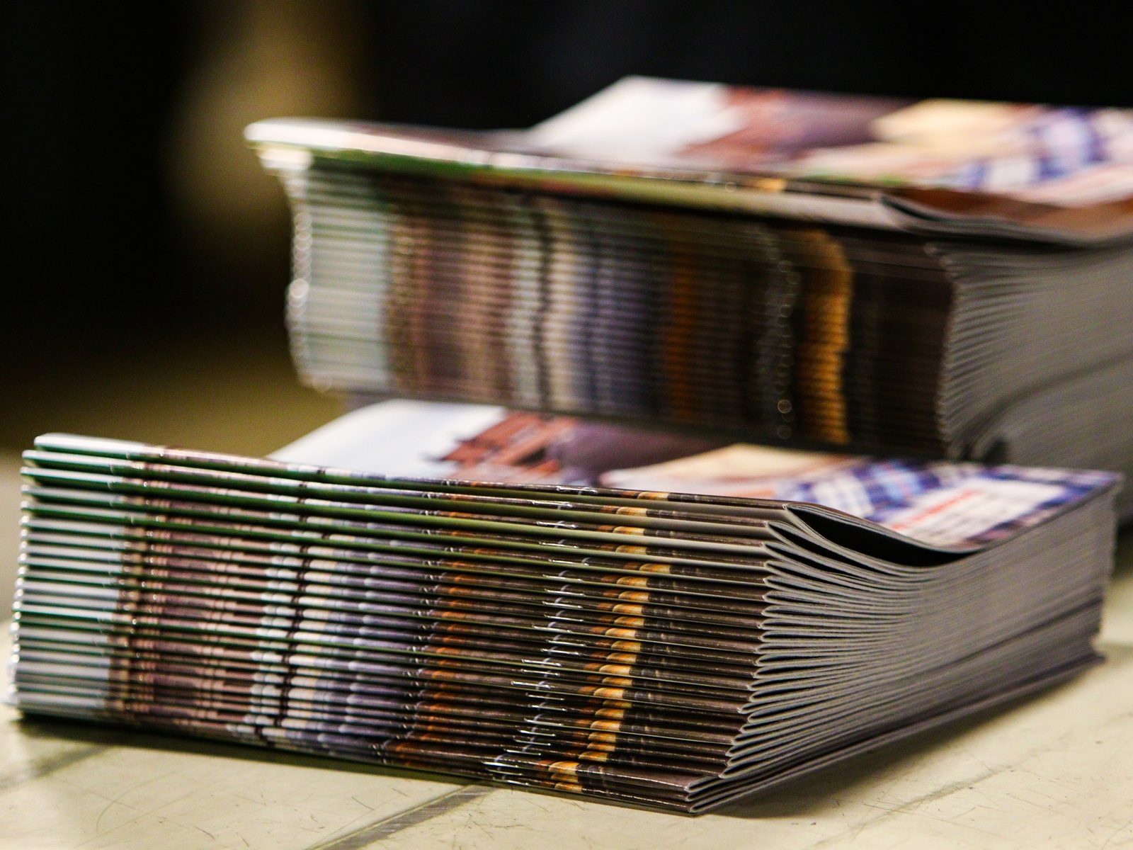 Två travar tidskrifter