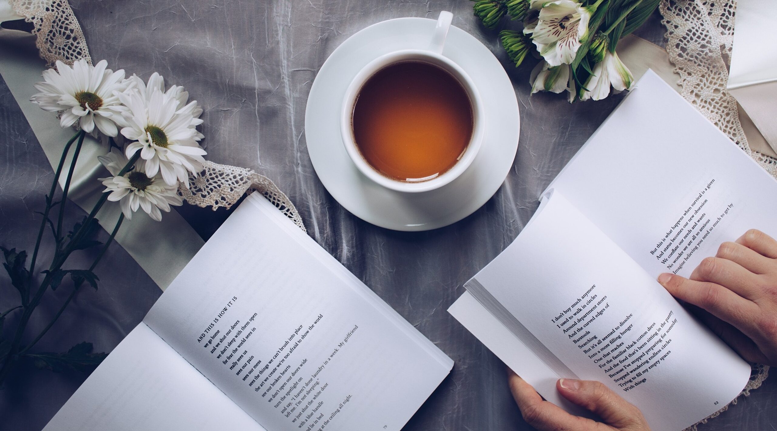 Böcker och en kopp te.