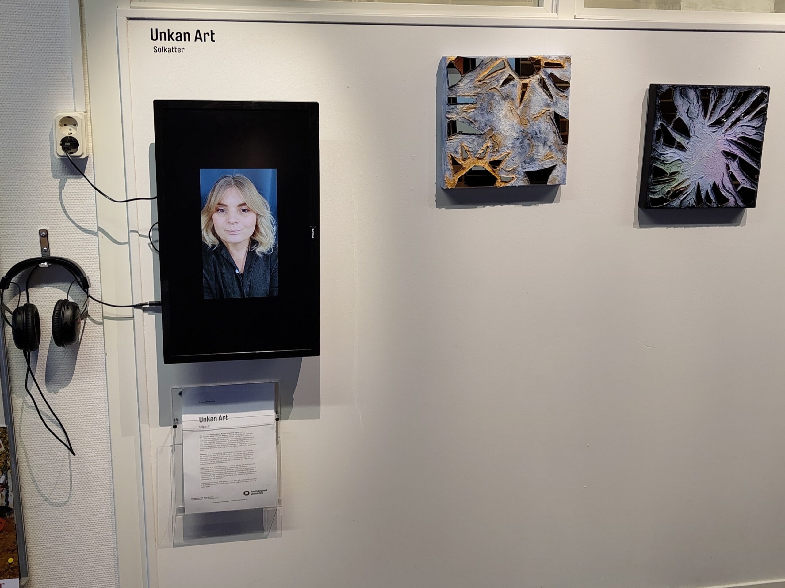 Tre konstverk på ett vit vägg