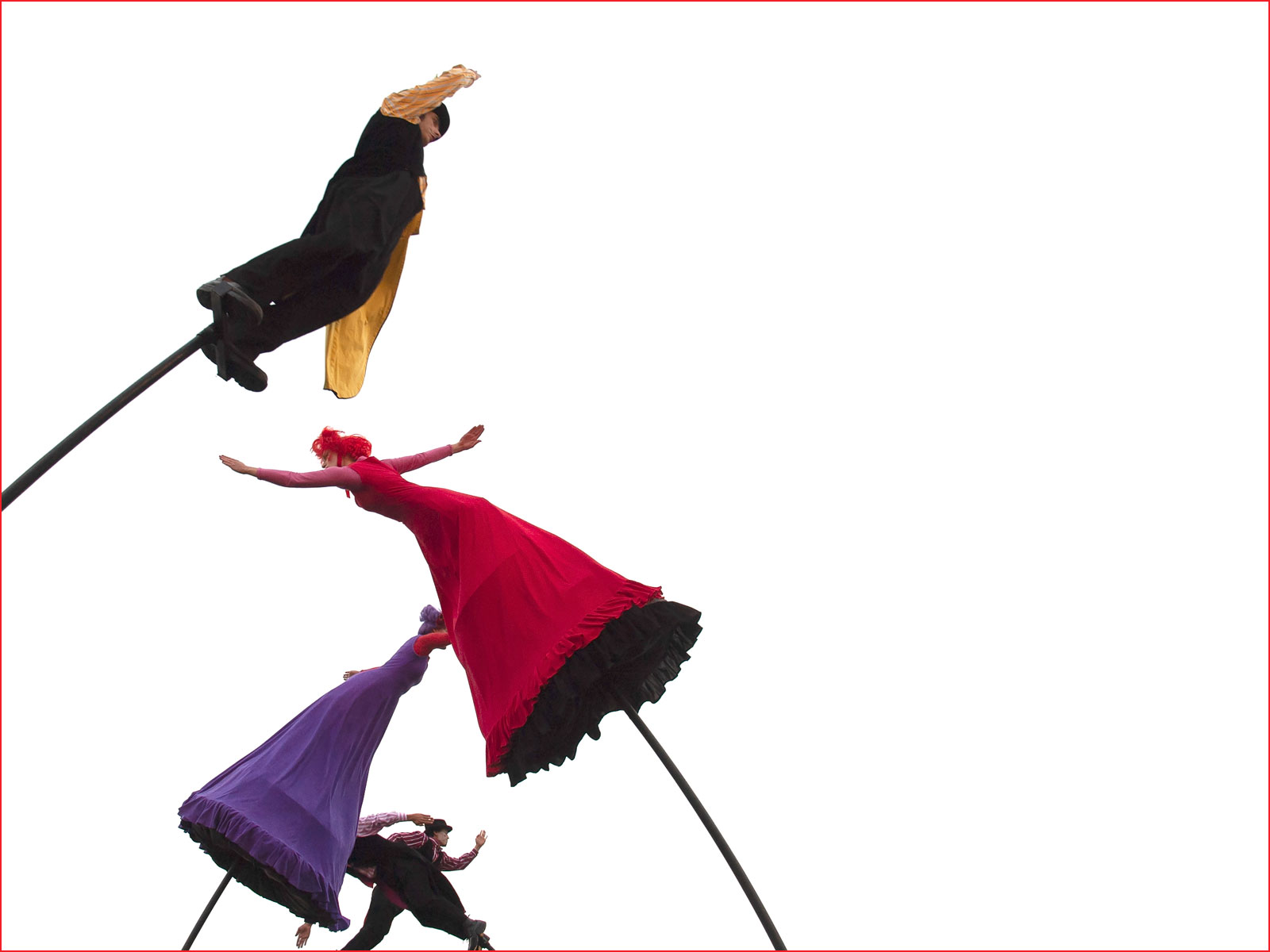 Figurer på styltor.