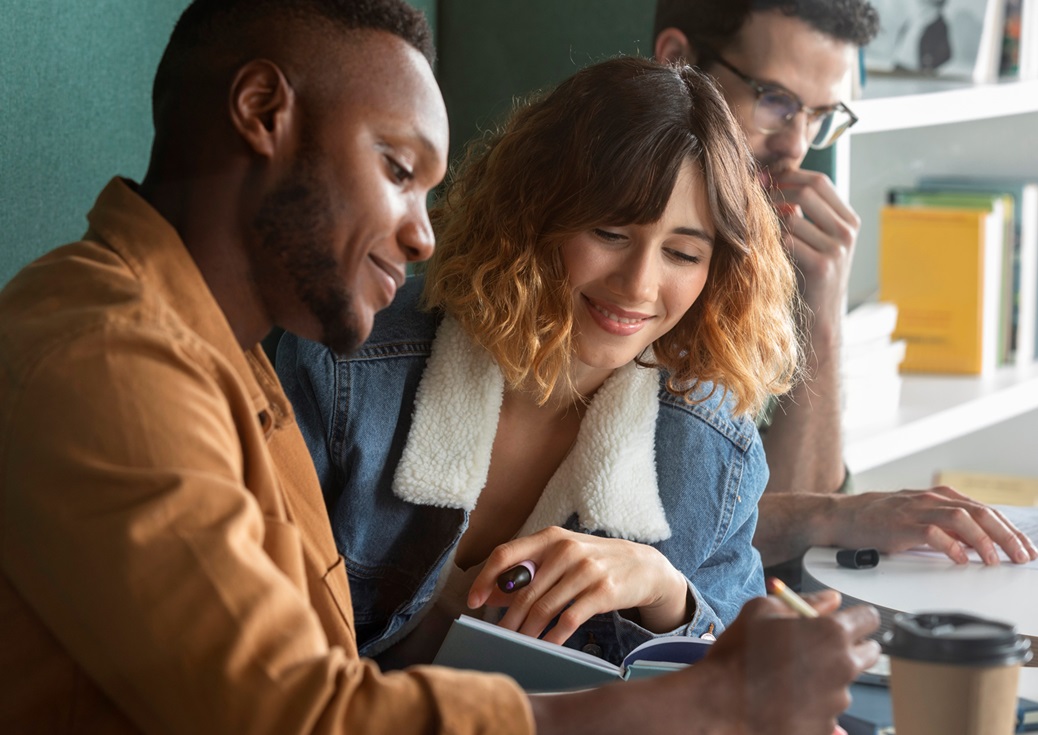 Två personer som studerar