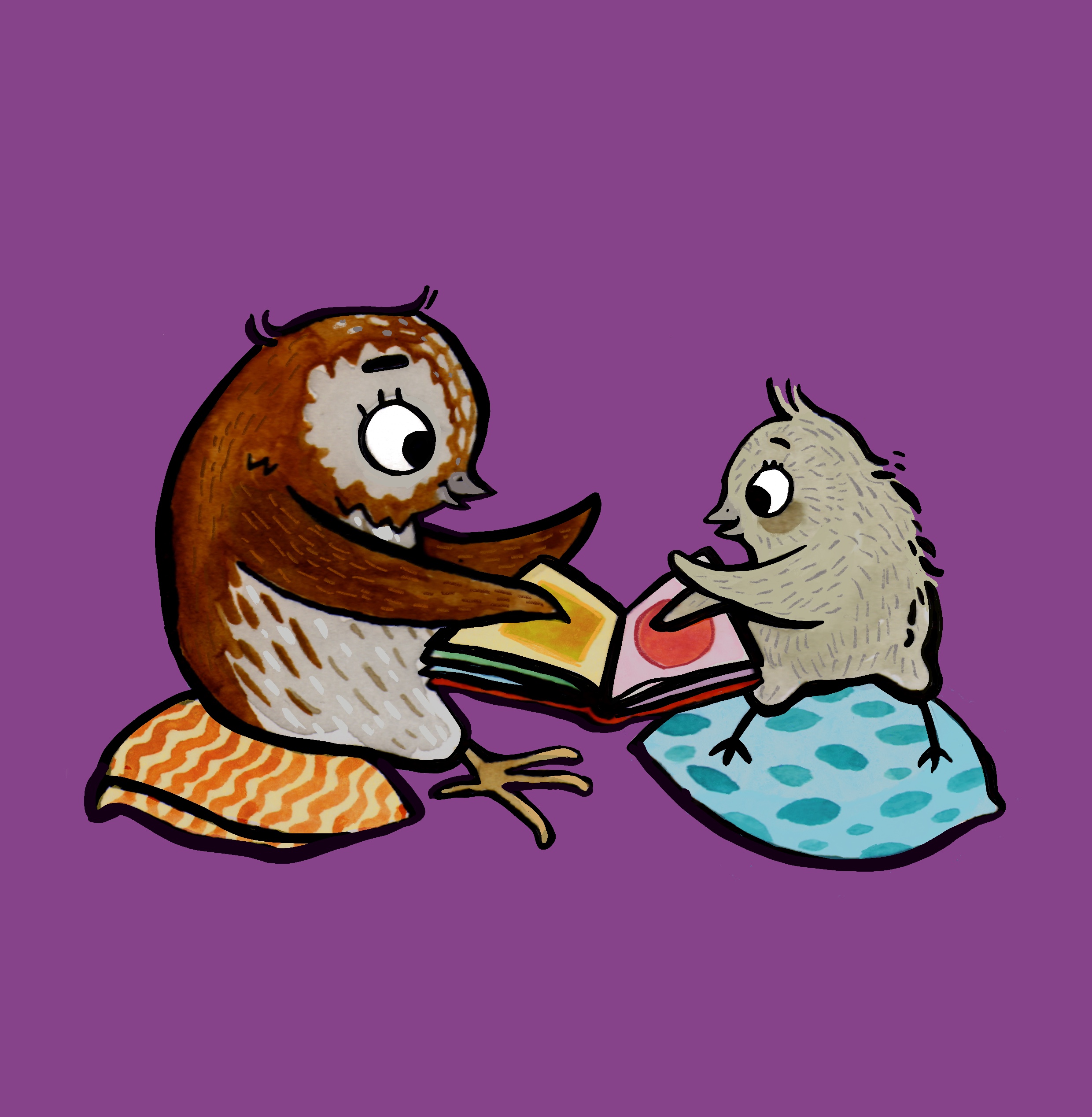 En stor och en liten uggla läser en bok tillsammans.