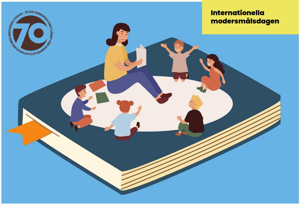 fem barn och en vuxen som sitter i en ring. Den vuxna kvinnan har en bok i handen.