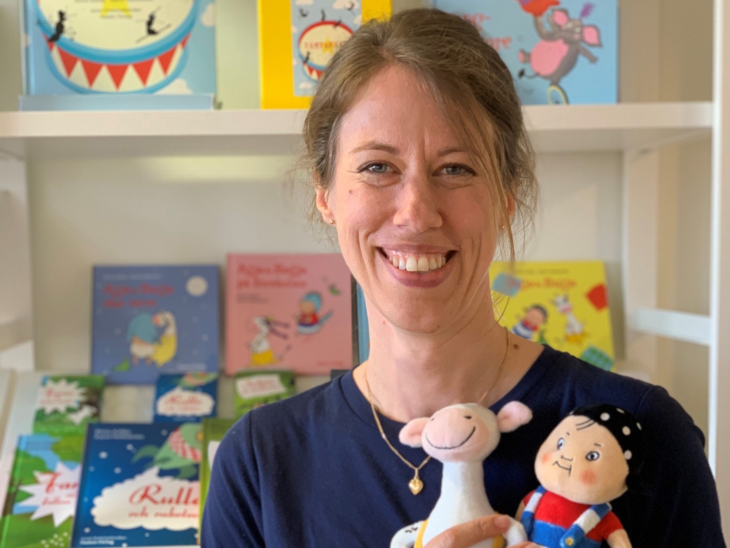 Elvira Ashby med mjukisdjuren Ajja och Bajja