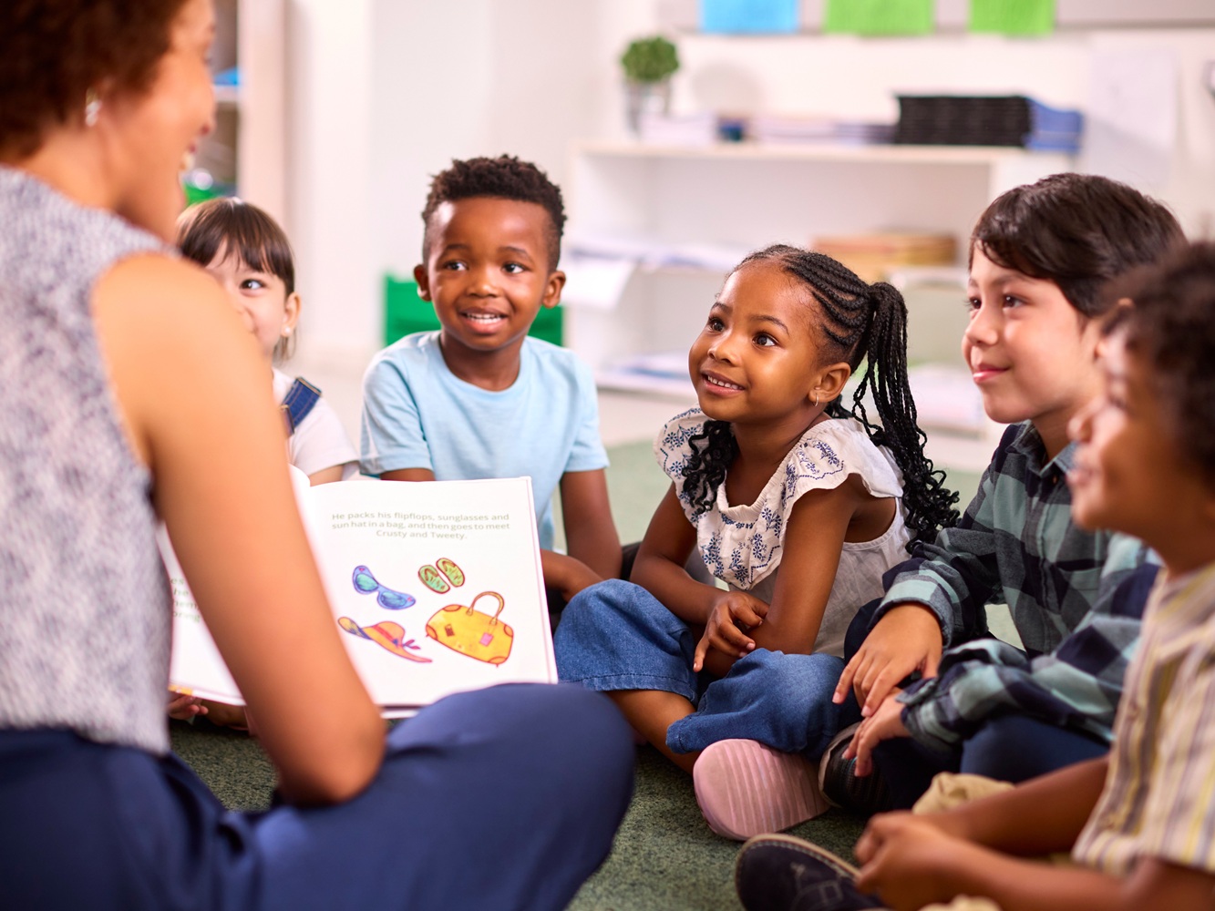 Några barn lyssnar på en saga