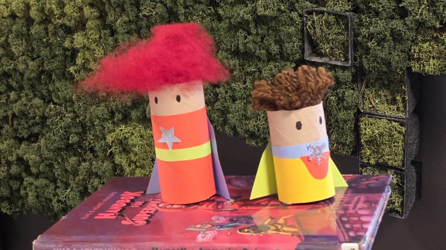 Två superhjältar tillverkade av toalettrullar.