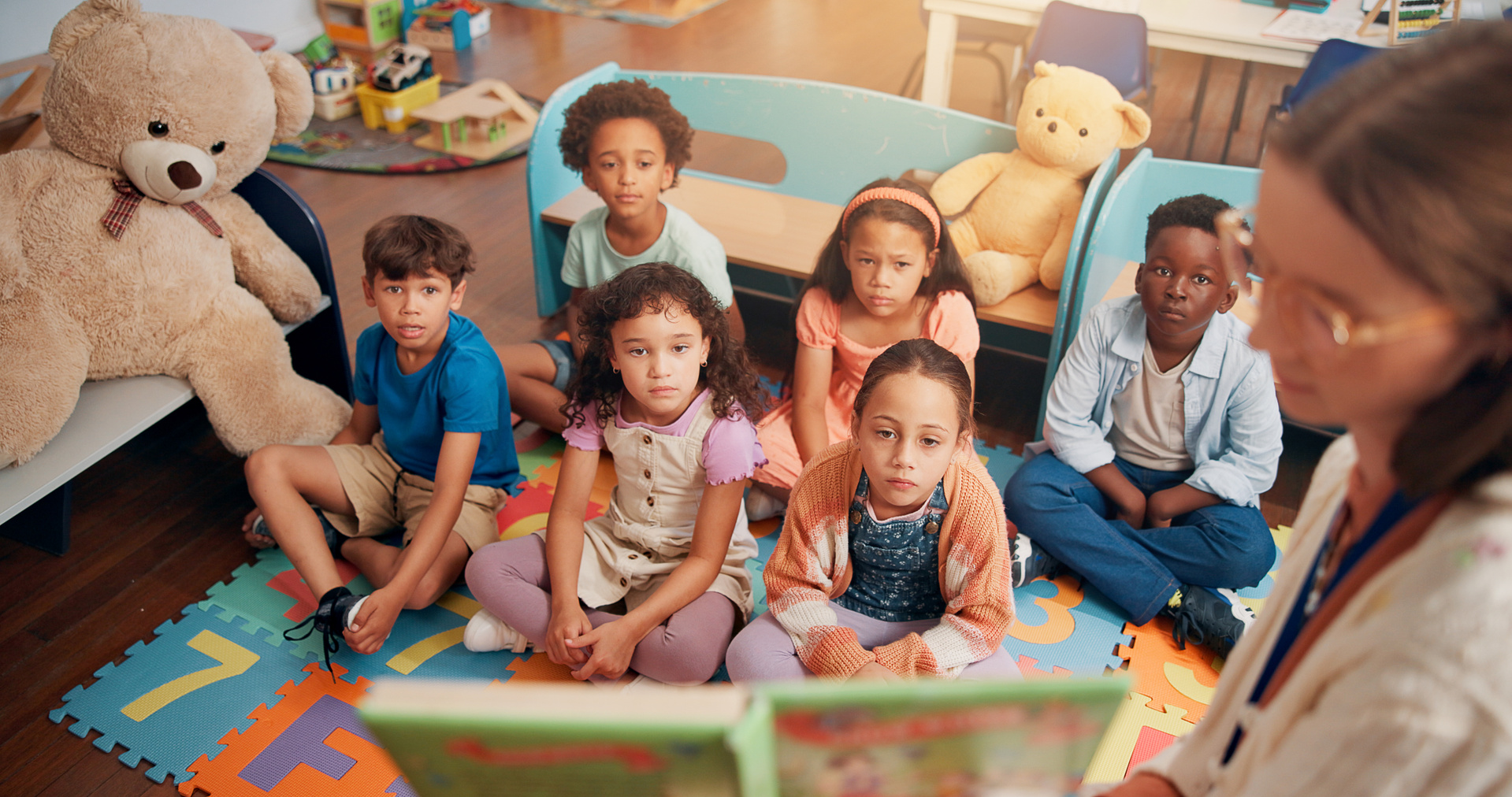 Barn lyssnar på en saga.