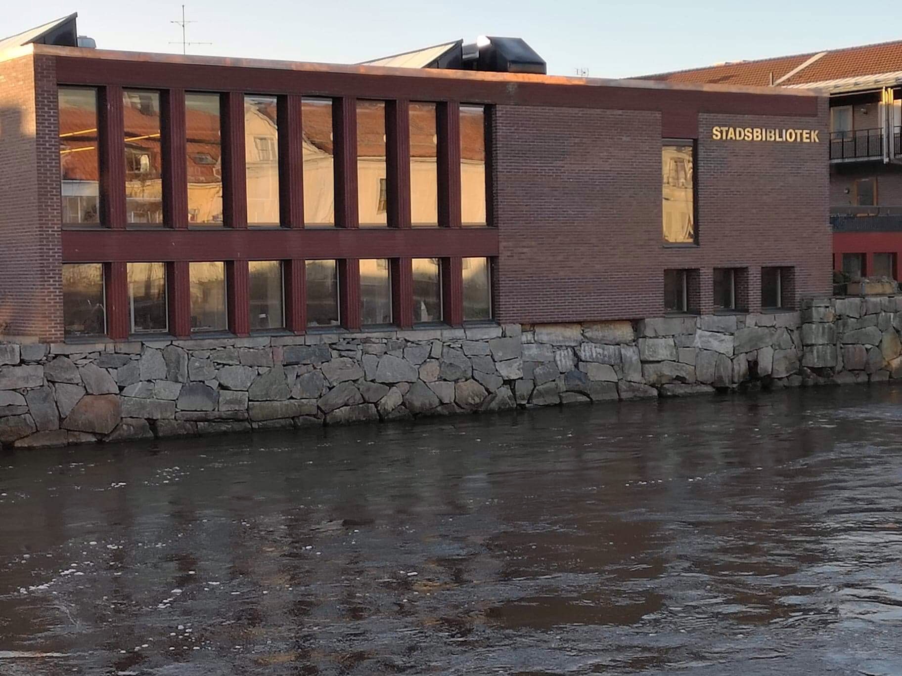 Arboga bibliotek med Arbogaån.