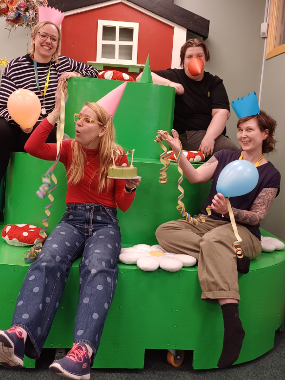 Fyra personer med partyhattar.