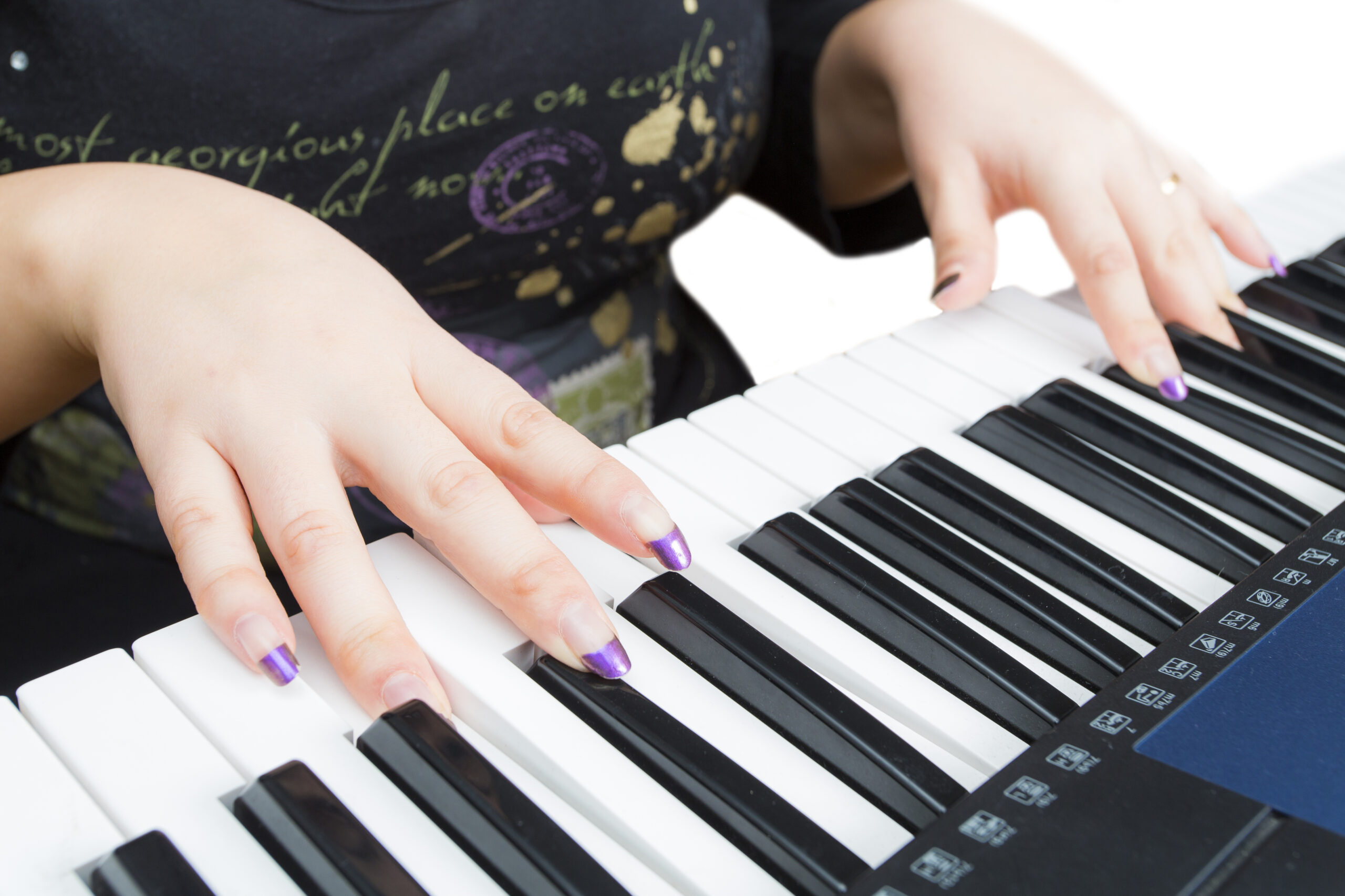 Person som spelar piano.