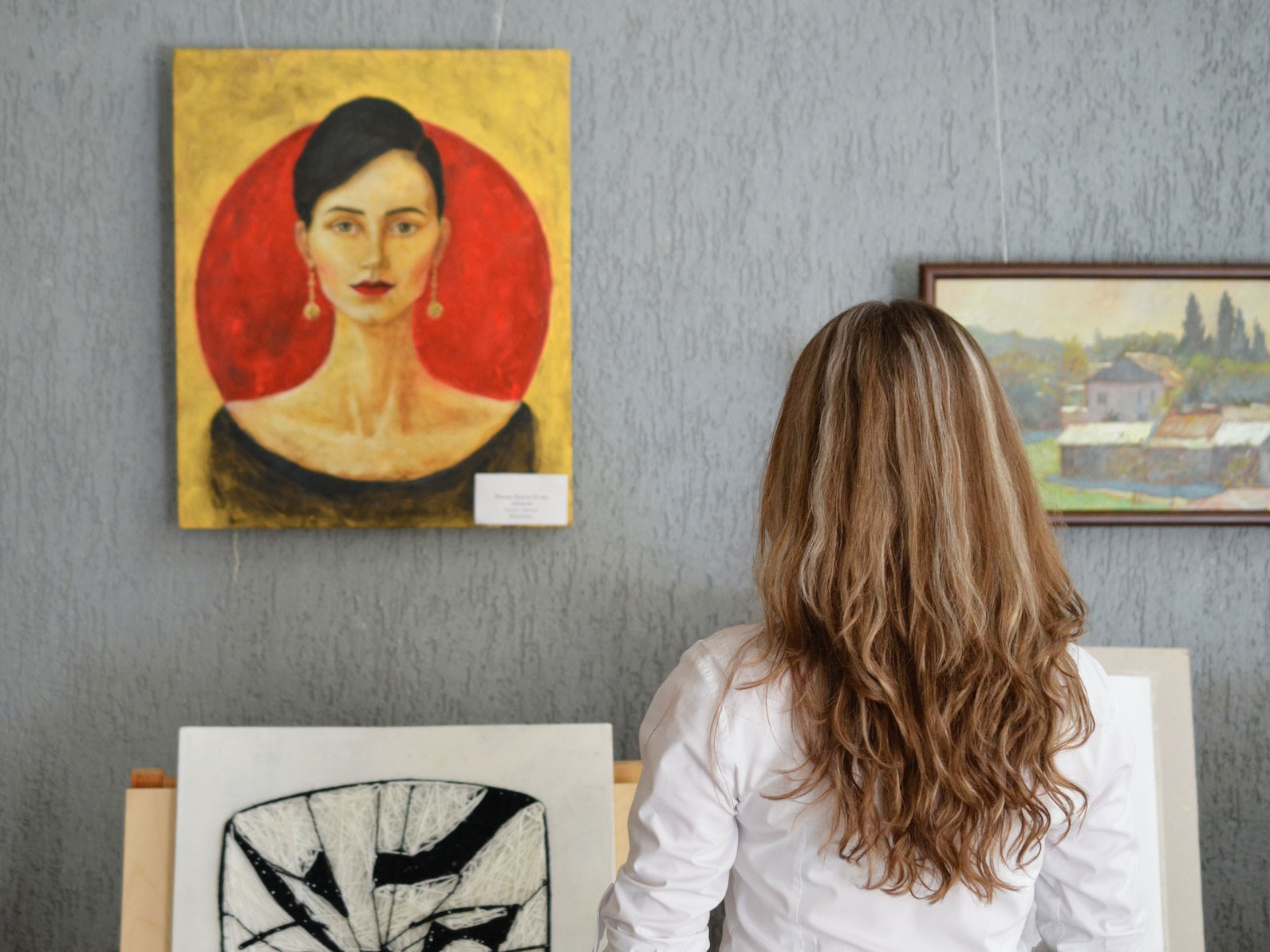 Person tittar på konst.