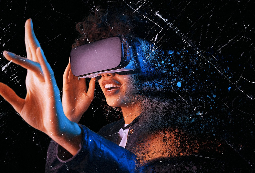 Person med VR-headset på huvudet, som sträcker fram handen framför sig.