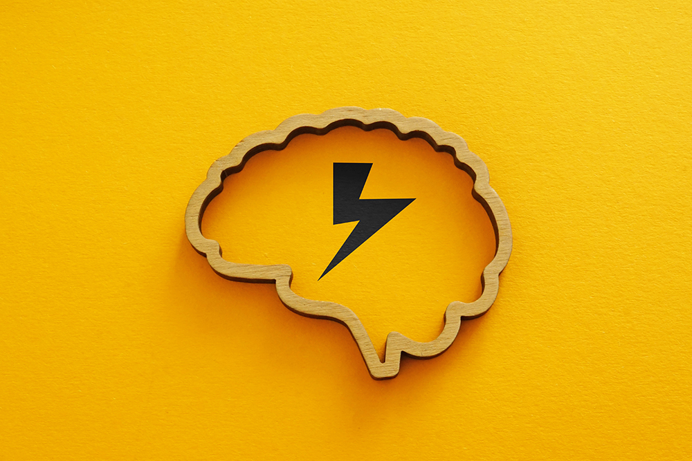 En illustration av en mänsklig hjärna med en blixt inuti, som ska symbolisera stroke.