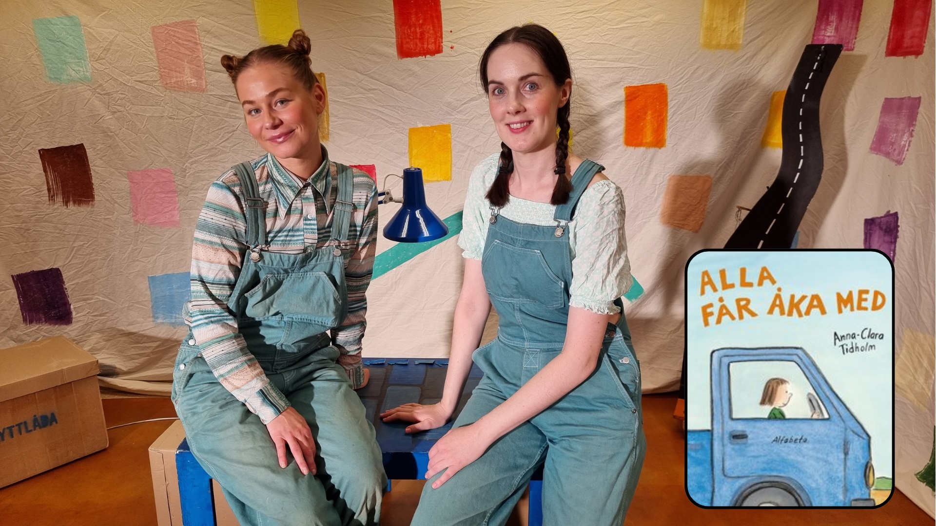 Cajsa Tornfors och Rebecka Carlsson sitter på en blå kista