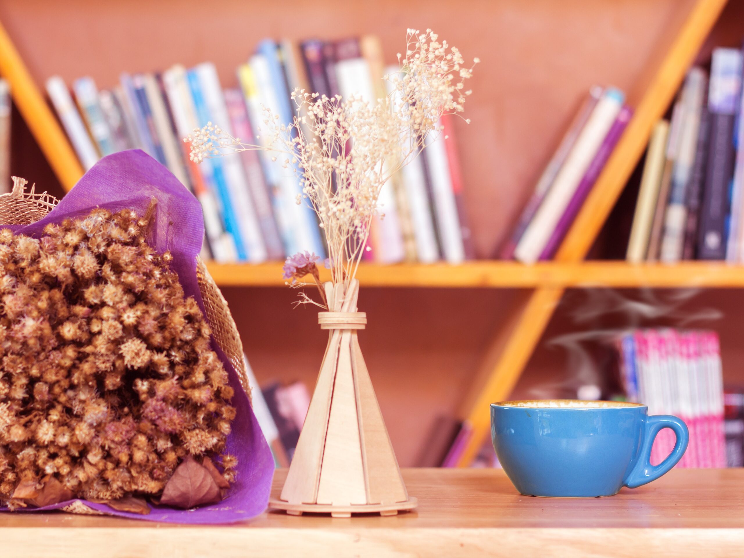 Blå kaffemugg och torkade blommor