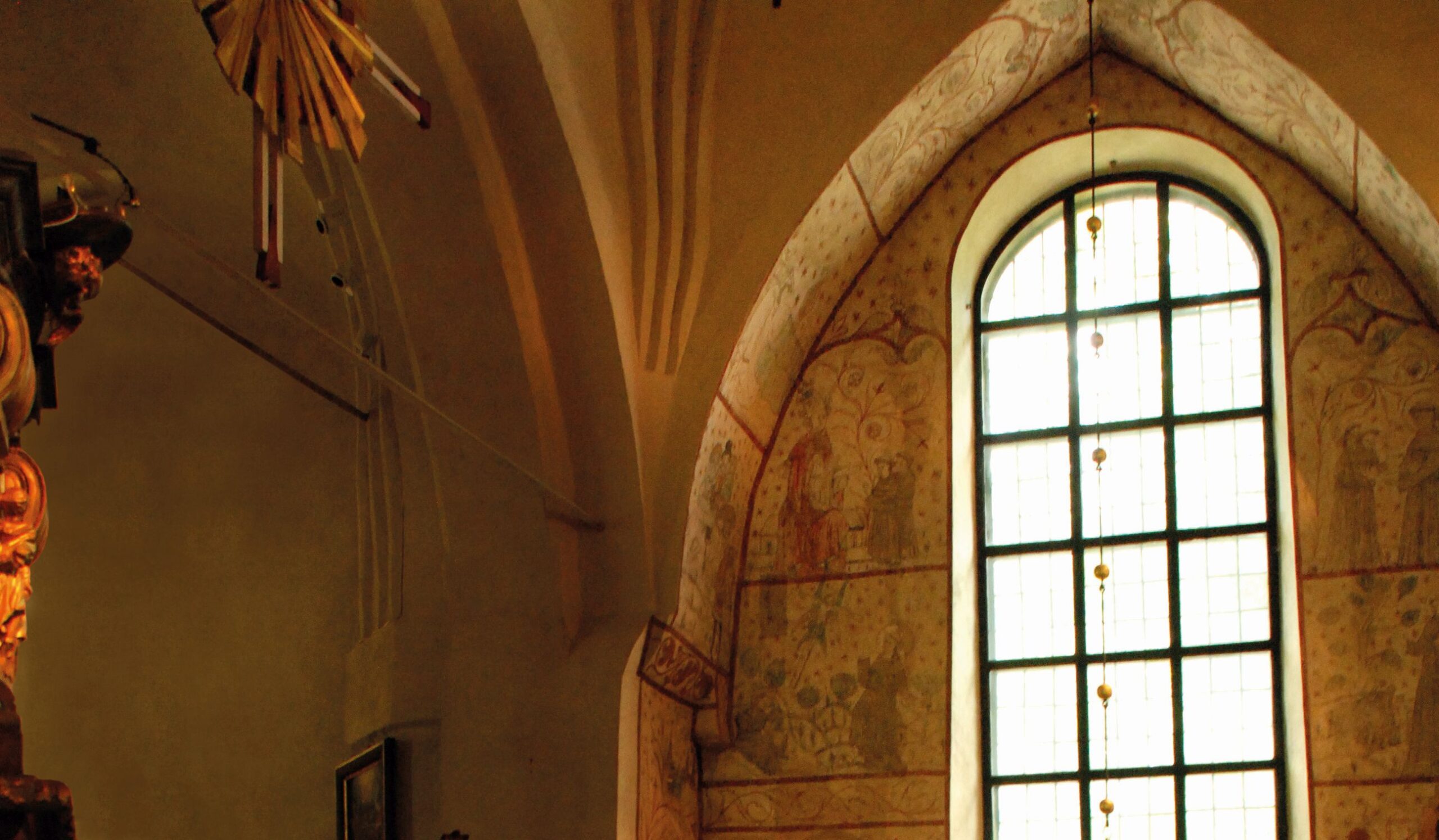 Heliga Trefaldighets kyrka. Fönsternisch med målningar.