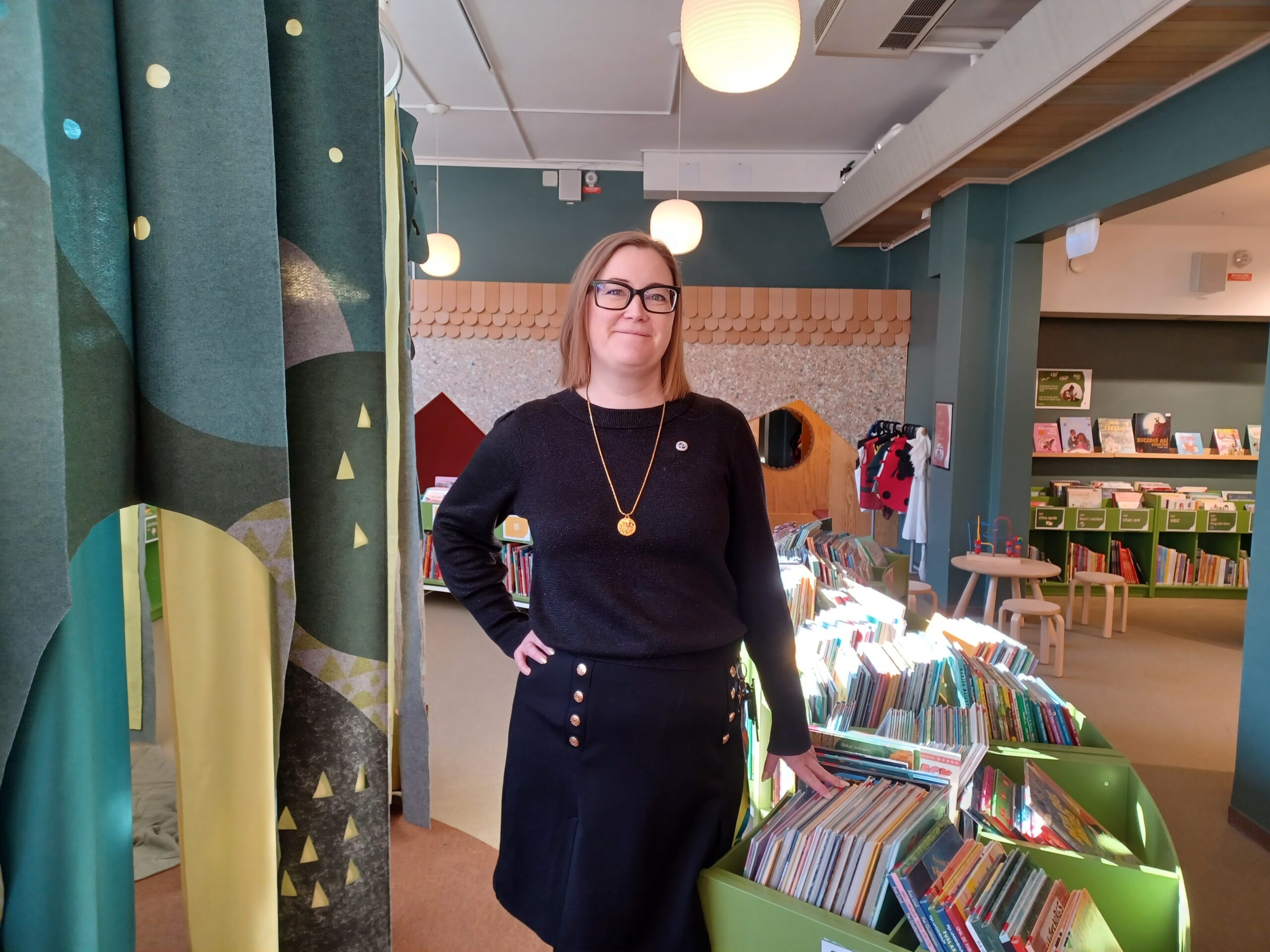 Bibliotekschefen Helena Reinedahl inne på barnavdelningen.