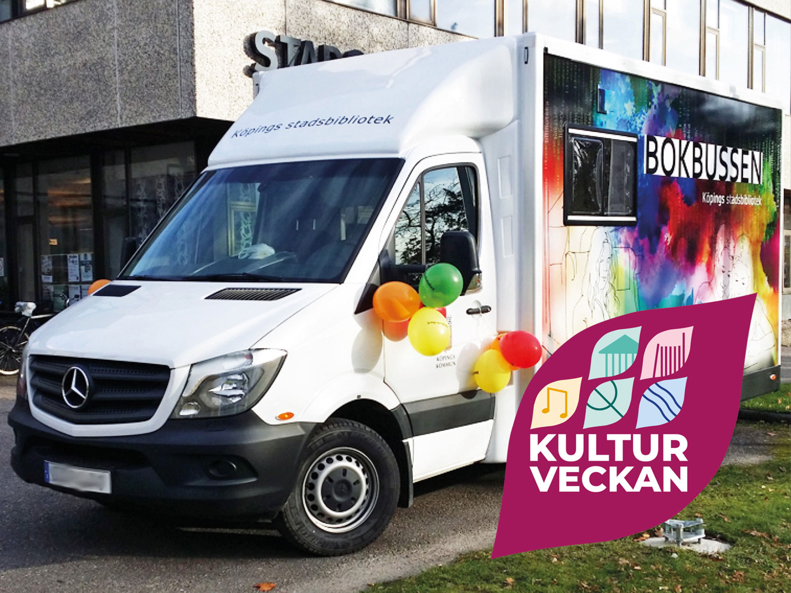 Bokbussen står utanför biblioteket.