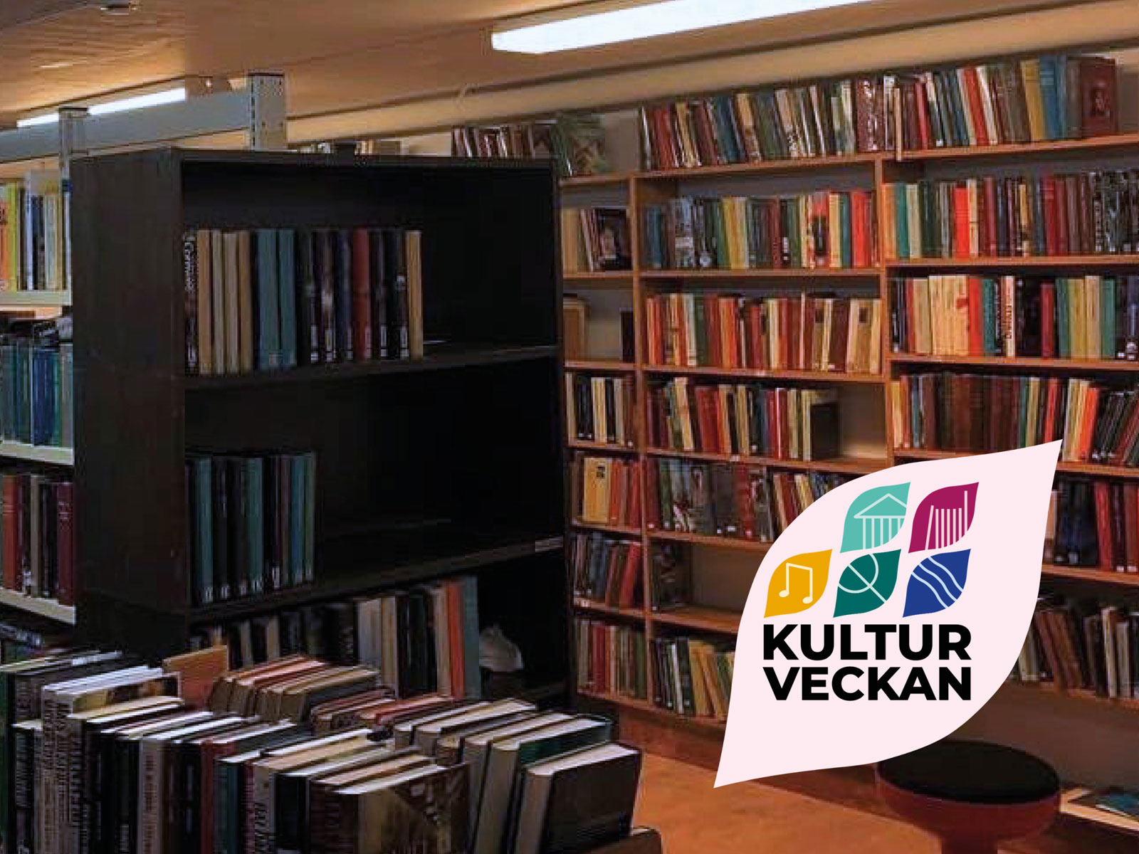 Hyllor och boktråg fulla med böcker.