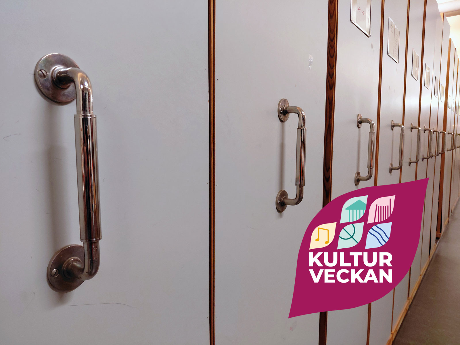 En lång rad skjutdörrar med handtag.